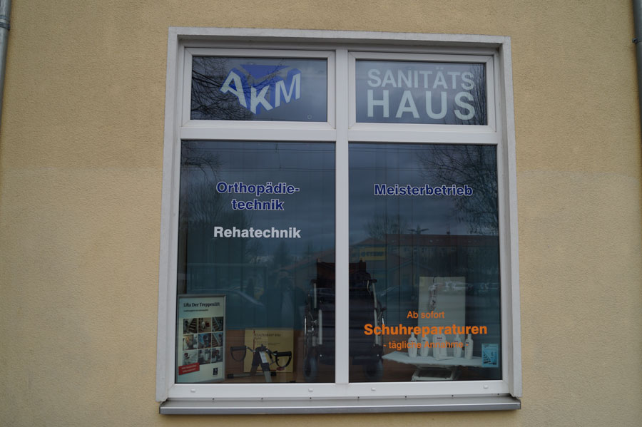 AKM Sanitätshaus SanOpäd Technik GmbH in Magdeburg, Außenansicht Schaufenster