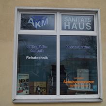 AKM Sanitätshaus SanOpäd Technik GmbH in Magdeburg, Außenansicht Schaufenster